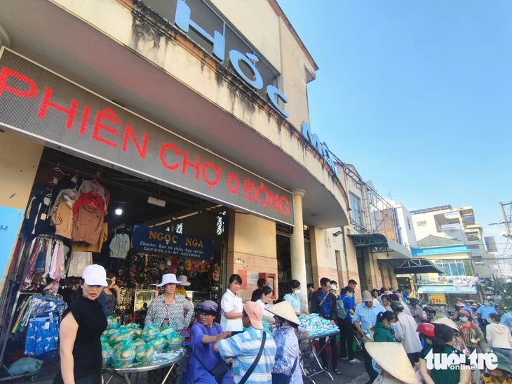 Phiên chợ 0 đồng trước chợ Hóc Môn: Trao tặng 1.300 phần quà - Ảnh 6.